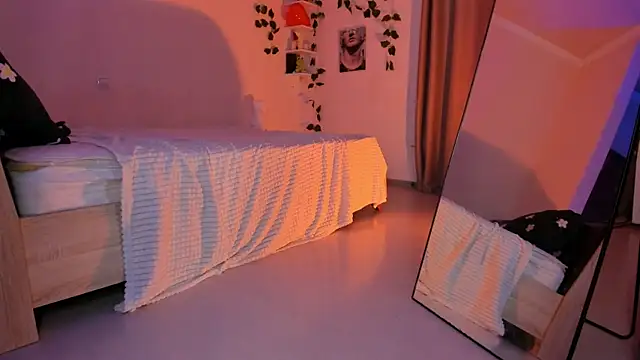 Snapshot of Emily_relish chatting on 02/22/25, 01:13 Emily relish online show from 02/22/25, 01:13
