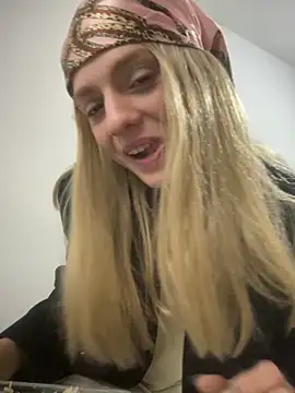 spacegirlll online show from 10/28/25, 05:26