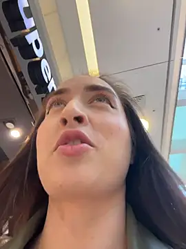 Snapshot of Holly_Play chatting on 10/19/25, 10:05 Holly Play online show from 10/19/25, 10:05