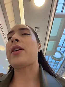 Snapshot of Holly_Play chatting on 10/26/25, 10:10 Holly Play online show from 10/26/25, 10:10