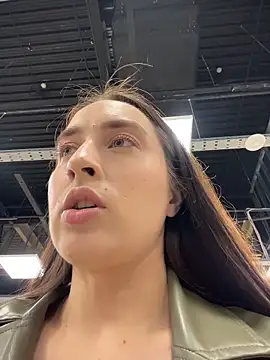 Snapshot of Holly_Play chatting on 11/05/25, 12:05 Holly Play online show from 11/05/25, 12:05