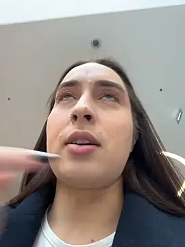 Snapshot of Holly_Play chatting on 11/11/25, 09:09 Holly Play online show from 11/11/25, 09:09