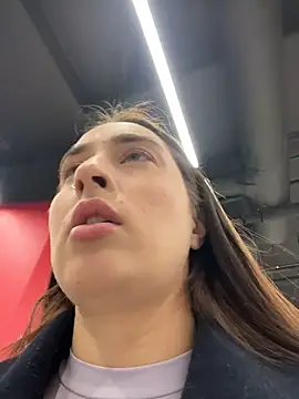 Snapshot of Holly_Play chatting on 11/16/25, 12:11 Holly Play online show from 11/16/25, 12:11