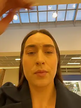 Snapshot of Holly_Play chatting on 11/21/25, 12:04 Holly Play online show from 11/21/25, 12:04