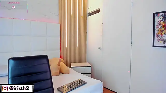 Iris Thompson  online show from 11/11/25, 03:50