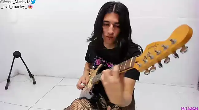 Evil Queen13 online show from 12/16/24, 01:22