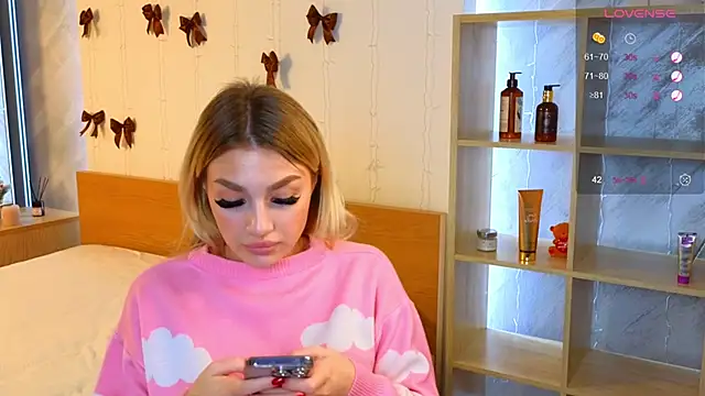Snapshot of Ella_Milla chatting on 12/25/24, 11:33 Ella Milla online show from 12/25/24, 11:33