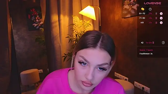 Snapshot of Ella_Milla chatting on 01/05/25, 12:42 Ella Milla online show from 01/05/25, 12:42