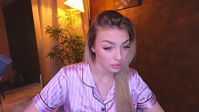 Snapshot of Ella_Milla chatting on 01/07/25, 08:24 Ella Milla online show from 01/07/25, 08:24