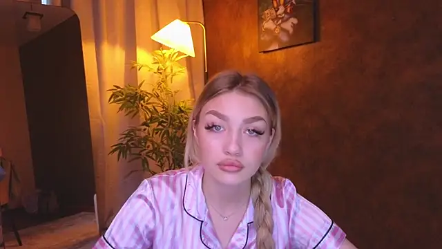 Snapshot of Ella_Milla chatting on 01/07/25, 11:26 Ella Milla online show from 01/07/25, 11:26