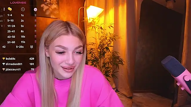 Snapshot of Ella_Milla chatting on 01/13/25, 08:37 Ella Milla online show from 01/13/25, 08:37