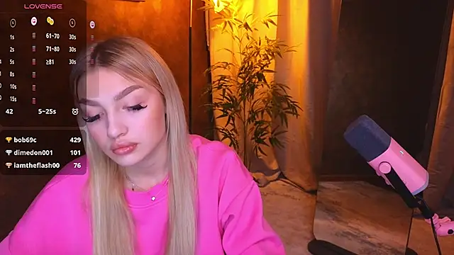 Snapshot of Ella_Milla chatting on 01/13/25, 11:41 Ella Milla online show from 01/13/25, 11:41