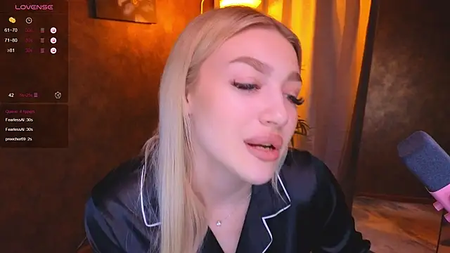 Snapshot of Ella_Milla chatting on 01/14/25, 12:14 Ella Milla online show from 01/14/25, 12:14