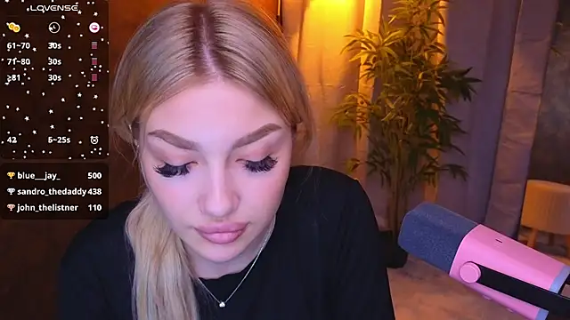 Snapshot of Ella_Milla chatting on 01/20/25, 11:56 Ella Milla online show from 01/20/25, 11:56