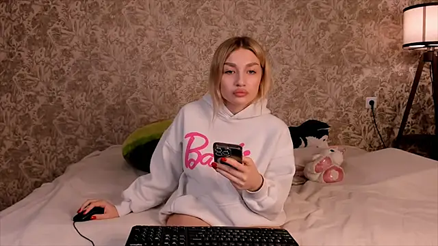 Snapshot of Ella_Milla chatting on 03/04/25, 10:38 Ella Milla online show from 03/04/25, 10:38