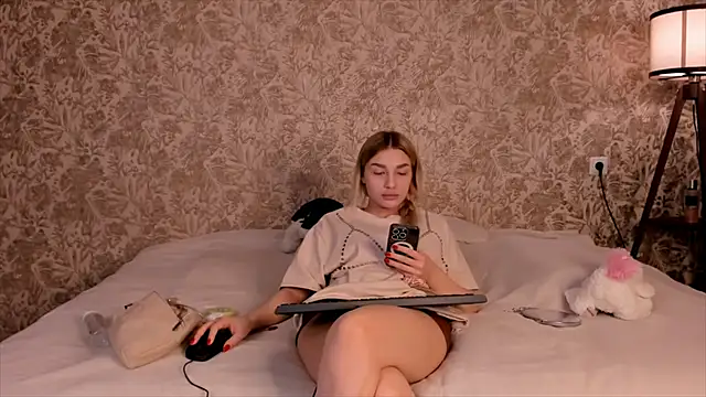 Snapshot of Ella_Milla chatting on 03/06/25, 10:09 Ella Milla online show from 03/06/25, 10:09