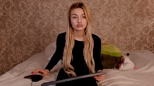 Snapshot of Ella_Milla chatting on 03/11/25, 10:18 Ella Milla online show from 03/11/25, 10:18