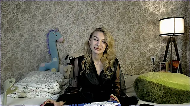 Snapshot of Ella_Milla chatting on 09/18/25, 11:23 Ella Milla online show from 09/18/25, 11:23