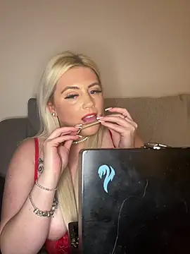 Snapshot of Blondiee3088 chatting on 12/09/24, 05:08 Blondiee3088 online show from 12/09/24, 05:08