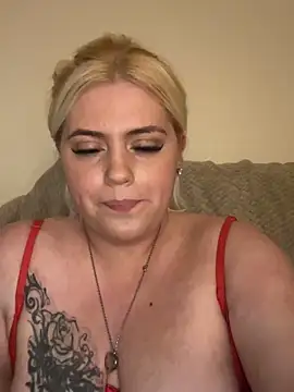 Snapshot of Blondiee3088 chatting on 02/02/25, 03:32 Blondiee3088 online show from 02/02/25, 03:32