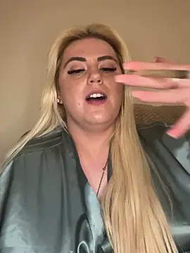 Snapshot of Blondiee3088 chatting on 02/27/25, 11:37 Blondiee3088 online show from 02/27/25, 11:37