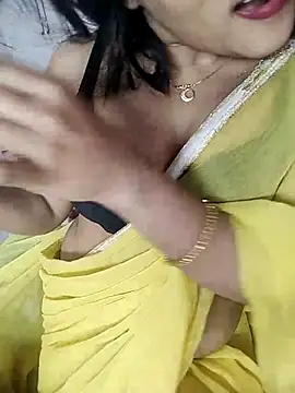 Snapshot of karishma chatting on 02/06/25, 02:04 karishma online show from 02/06/25, 02:04