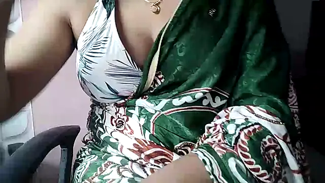 Snapshot of karishma chatting on 02/28/25, 04:20 karishma online show from 02/28/25, 04:20