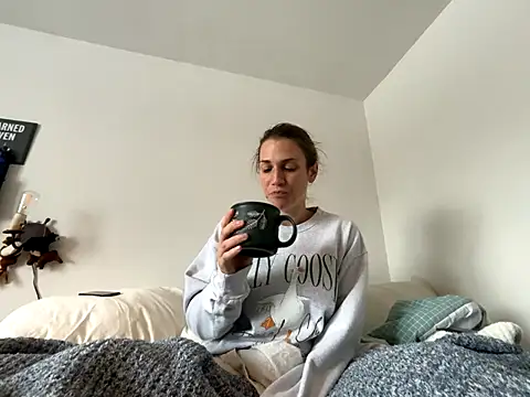 Snapshot of MissSwitch chatting on 12/04/24, 01:42 MissSwitch online show from 12/04/24, 01:42