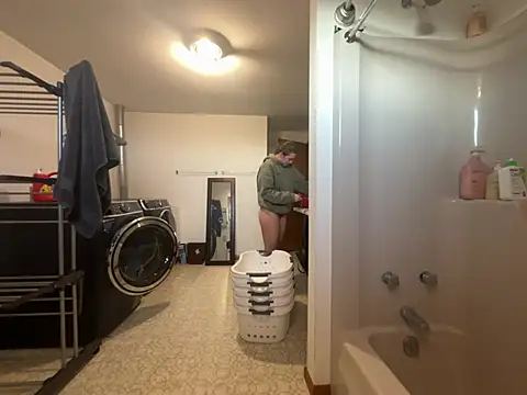 Snapshot of MissSwitch chatting on 12/18/24, 01:12 MissSwitch online show from 12/18/24, 01:12