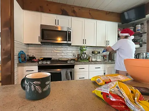 Snapshot of MissSwitch chatting on 12/19/24, 04:35 MissSwitch online show from 12/19/24, 04:35