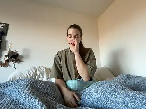 Snapshot of MissSwitch chatting on 12/31/24, 02:03 MissSwitch online show from 12/31/24, 02:03