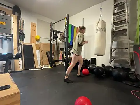 Snapshot of MissSwitch chatting on 01/17/25, 07:49 MissSwitch online show from 01/17/25, 07:49