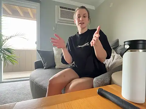 Snapshot of MissSwitch chatting on 03/19/25, 09:05 MissSwitch online show from 03/19/25, 09:05