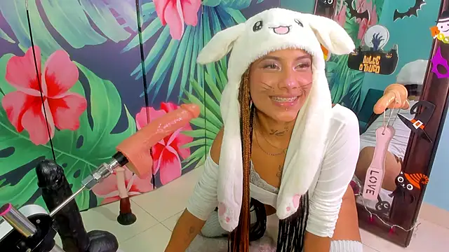 Snapshot of Mieldeluna chatting on 10/19/25, 06:03 Mieldeluna online show from 10/19/25, 06:03