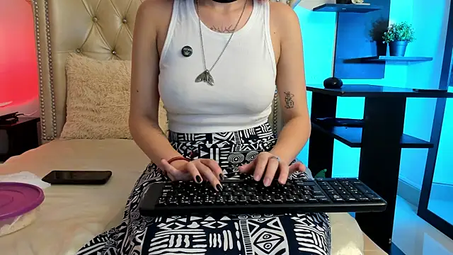 Snapshot of AlexaFoxy18 chatting on 12/10/24, 04:24 AlexaFoxy18 online show from 12/10/24, 04:24