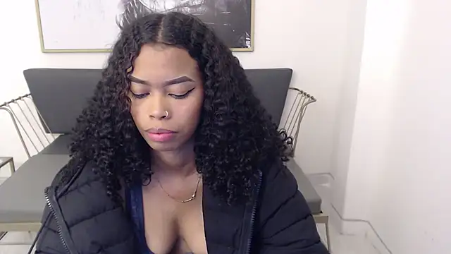 Snapshot of Shenna_brunette_ chatting on 12/15/24, 01:11 Shenna brunette online show from 12/15/24, 01:11