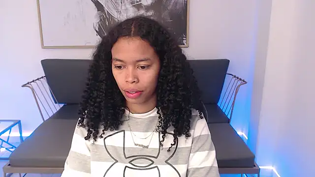 Snapshot of Shenna_brunette_ chatting on 12/24/24, 01:06 Shenna brunette online show from 12/24/24, 01:06