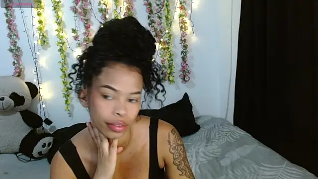Snapshot of Shenna_brunette_ chatting on 10/04/25, 09:02 Shenna brunette online show from 10/04/25, 09:02