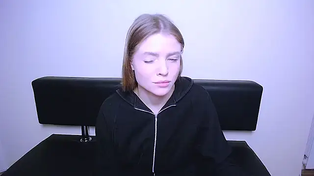 Snapshot of MissOliviaa_ chatting on 02/18/25, 11:44 MissOliviaa  online show from 02/18/25, 11:44