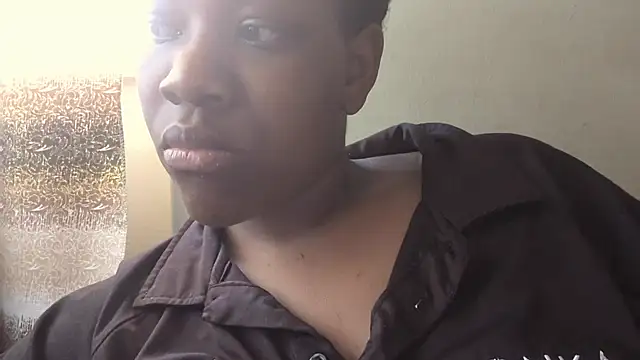 Snapshot of vanie chatting on 10/17/25, 12:19 vanie online show from 10/17/25, 12:19