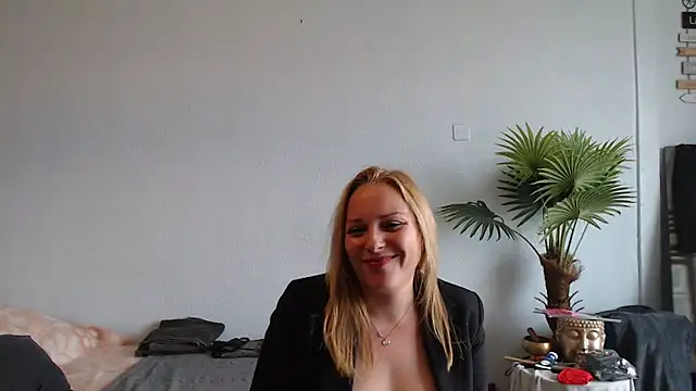 Snapshot of Doucelouve9 chatting on 02/19/25, 01:17 Doucelouve9 online show from 02/19/25, 01:17
