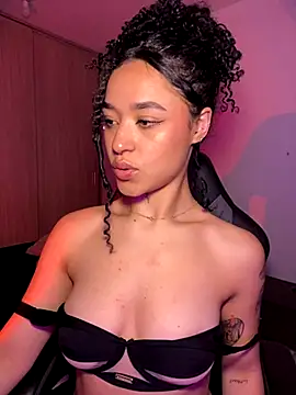 Crystal Dluna online show from 11/10/25, 05:01