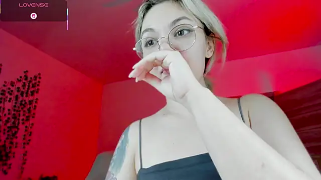 Snapshot of whoa-hoa-hoa-hoa-hoa chatting on 10/24/25, 06:26 whoa-hoa-hoa-hoa-hoa online show from 10/24/25, 06:26