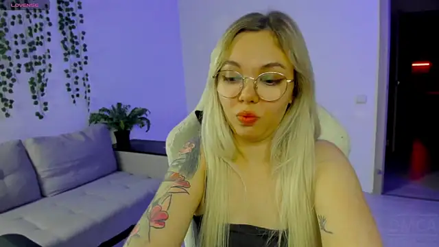 Snapshot of whoa-hoa-hoa-hoa-hoa chatting on 11/15/25, 06:59 whoa-hoa-hoa-hoa-hoa online show from 11/15/25, 06:59