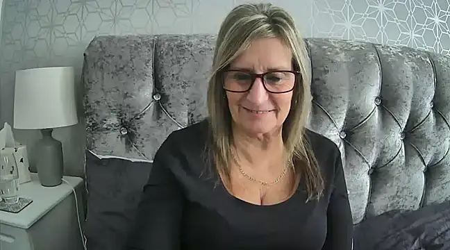 Snapshot of Additive_Mature_Linda chatting on 12/02/24, 01:02 Additive Mature Linda online show from 12/02/24, 01:02
