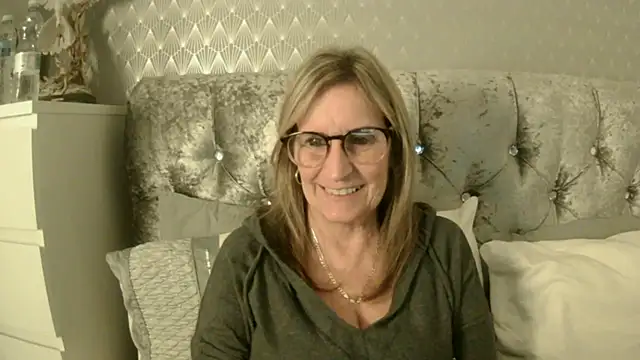 Snapshot of Additive_Mature_Linda chatting on 10/03/25, 06:38 Additive Mature Linda online show from 10/03/25, 06:38