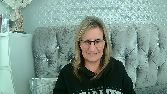 Snapshot of Additive_Mature_Linda chatting on 10/06/25, 03:20 Additive Mature Linda online show from 10/06/25, 03:20