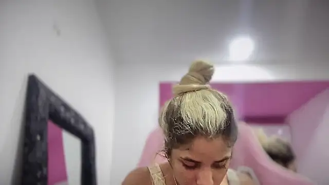 Snapshot of Susandolls chatting on 11/10/25, 11:37 Susandolls online show from 11/10/25, 11:37