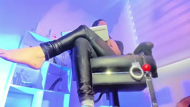 charlotte joliedart online show from 10/28/25, 10:01