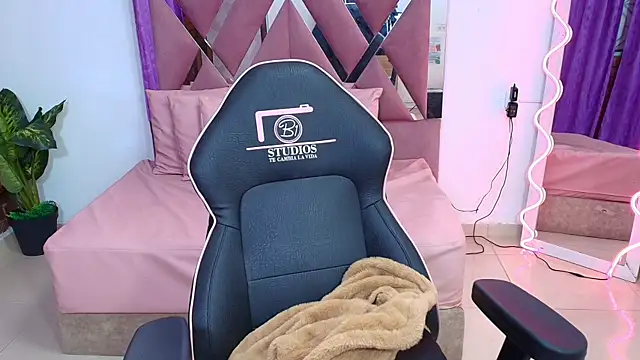 Snapshot of kendra_tay chatting on 10/31/25, 03:40 kendra tay online show from 10/31/25, 03:40